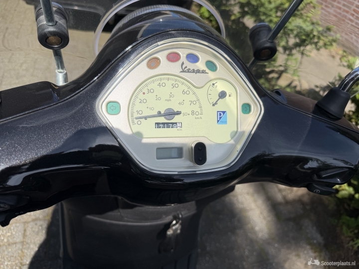 Vespa LX 50 zwart